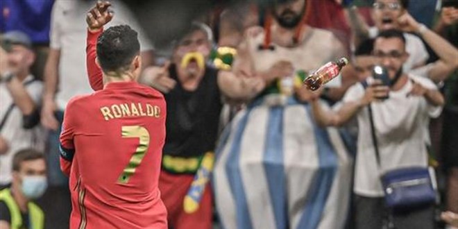 Taraftar, Ronaldo'ya kola şişesi fırlattı