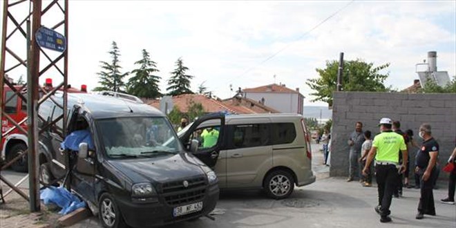 Üç gün önce evlenen çifti trafik kazası ayırdı