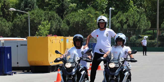 Motosikletli polisler önce sertifika aldı, sonra gösteri yaptı