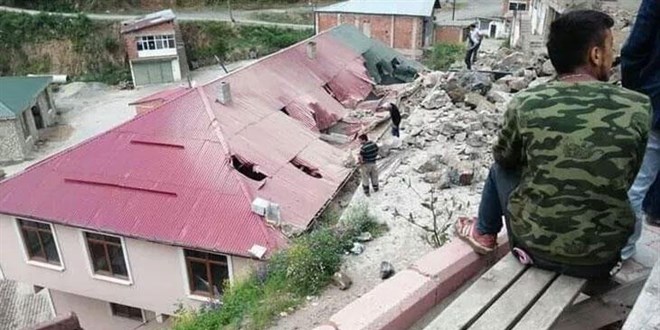 Dinamit patlatld; belediye binas hasar grd