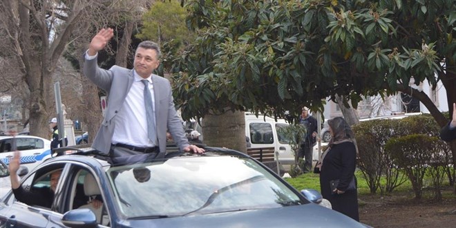 Erdek Belediye Başkanı Hüseyin Sarı'nın başkanlığı düştü