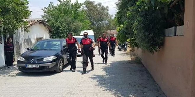 Ailesiyle kavga etti, müdahale eden polisi bıçakla yaraladı