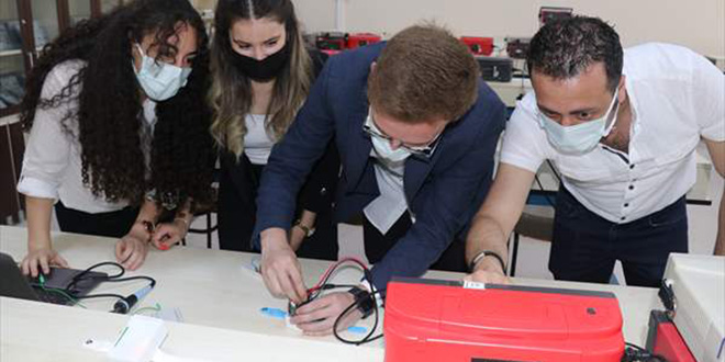 Karantinadaki hastaların takibi için akıllı bileklik üretildi