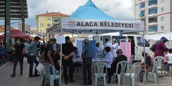 Bu ilçede sebze pazarında randevusuz aşı yapılıyor