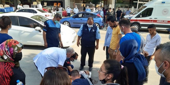 Otomobil yayaya çarptı, hastaneden koşarak gelen doktor ilk müdahaleyi yaptı