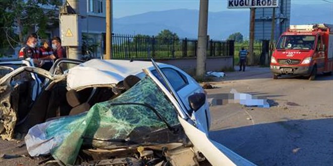 Elektrik direğine çarpan otomobildeki 5 kişiden 3'ü hayatını kaybetti