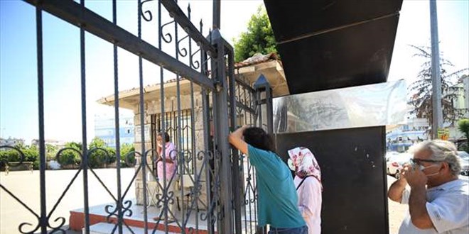 Antalya'da geç kaldıkları için YKS'ye giremeyen adaylar üzüntü yaşadı