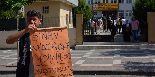 Zab�ta memurundan ��rencilerin rahats�z olmamas� i�in 'korna �almama' uyar�s�