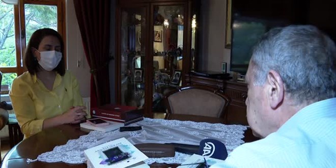 Emekli öğretmen, kanserden ölen eşi için yazdığı şiirleri besteleterek ölümsüzleştirdi
