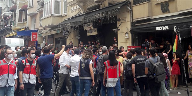 Taksim'de izinsiz yürüyüş yapmak isteyen gruba müdahale