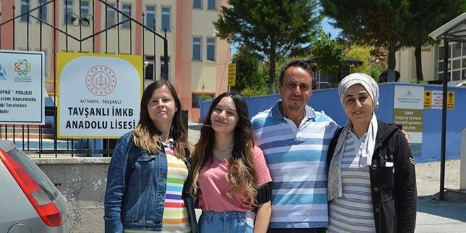 Annesi, babası ve halası ile aynı okulda sınava girdi