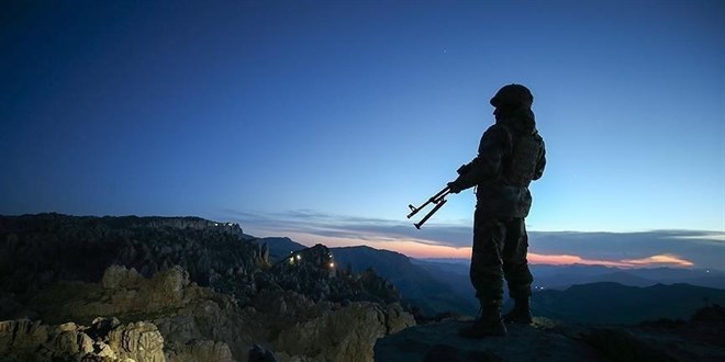 Terör örgütü PKK'dan kaçan 3 terörist teslim oldu