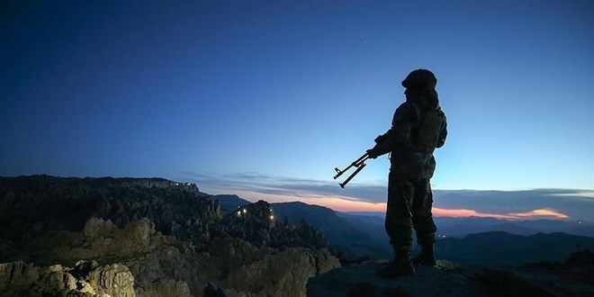 Terr rgt PKK'dan kaan 3 terrist teslim oldu