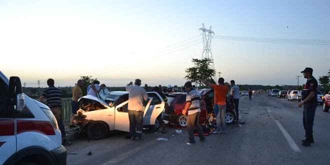 Çanakkale'de iki otomobil kafa kafaya çarpıştı: 3 ölü