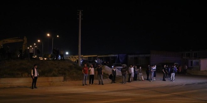 Polisin kaza yerinde seyirci vatandaşla zorlu imtihanı