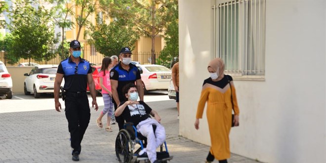 Engelli şehit çocuğunu sınava polisler götürdü