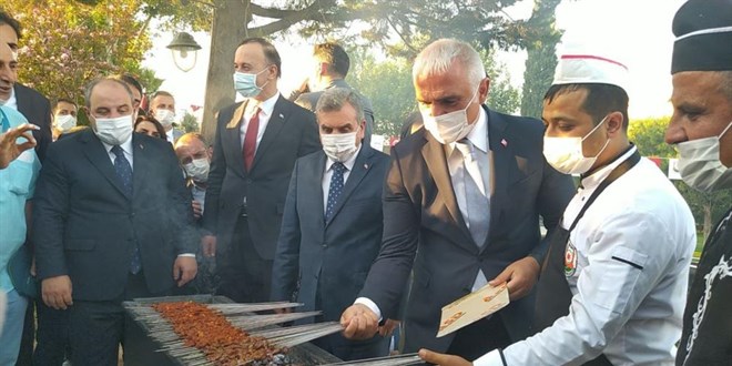 Bakan Ersoy ciğer kebabı pişirdi, Bakan Varank izledi