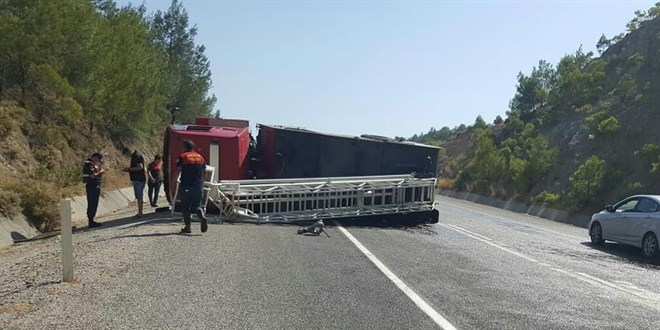 Muğla'da itfaiye aracı devrildi: 2 yaralı