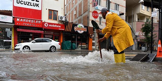 Çorum'da sağanak: Bazı ev ve iş yerlerini su bastı