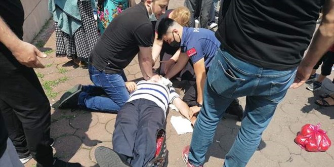 Polisin sokakta kalp masajı yaptığı adam hayatını kaybetti