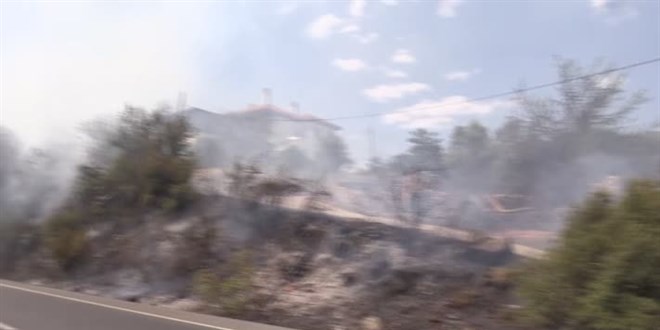 Muğla'da yangın: Evler tahliye ediliyor, karayolu kapatıldı