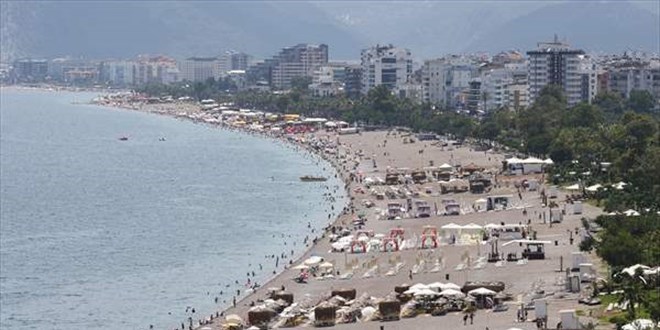 Antalya'da yln en scak gn yaand, sahillerde younluk olutu