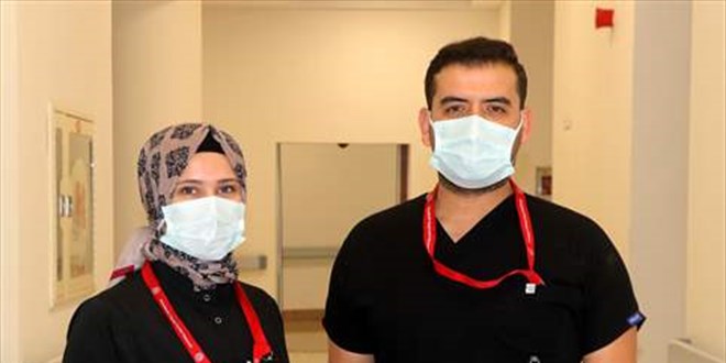 Bakan Koca'nın paylaşımı düğün hazırlığı yapan sağlık çalışanı çifti mutlu etti