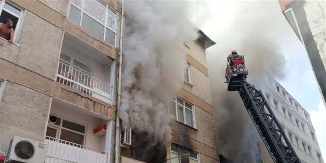 Kadıköy'de 4 katlı binada yangın: 1 ölü