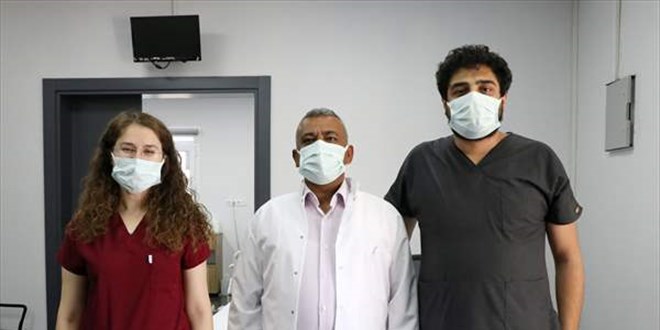 İzinli gününde aşı yapan hemşire eşine 9 saat yardım etti