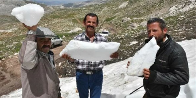 Toroslardan 80 kilo ağırlığında kar kütleleri taşıyorlar
