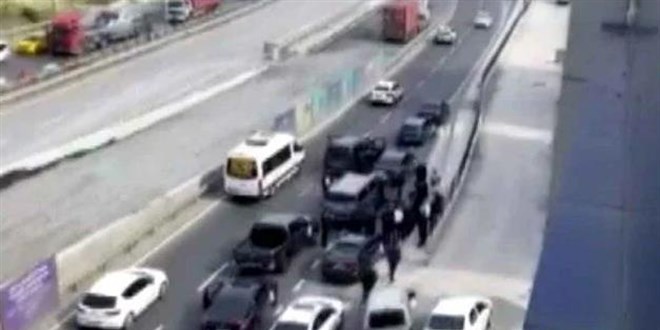 Halay ekmek iin akarl arala yol kapattlar