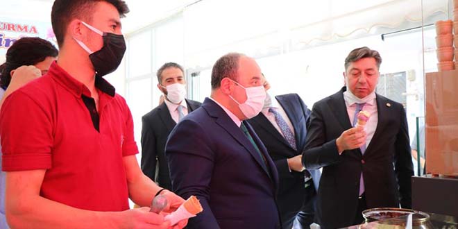 Bakan Varank sıcaktan bunalan takipçilerine dondurma servisi yaptı