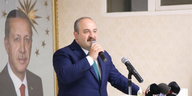 'Bakan çizmesiyle müsilaj temizliyor, Başkan baklava açıyor'