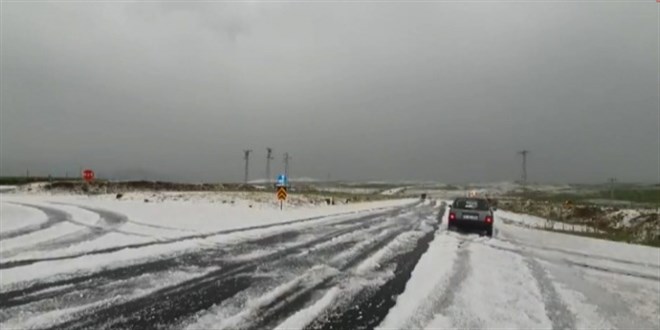 Ardahan bir anda beyaza büründü, araçlar yolda mahsur kaldı