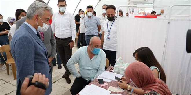 Kararsız vatandaşları aşı olmaya Vali ikna etti