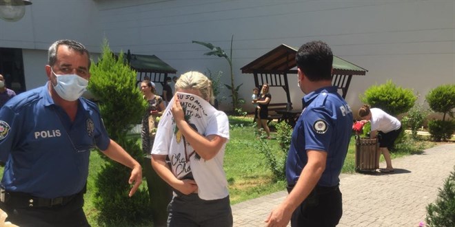 Rezidansta eşi tarafından bıçaklanan koca öldü