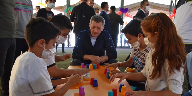 Bakan Selçuk, yaz kampında öğrencilerle bir araya geldi