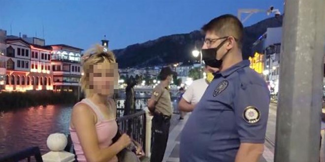 Maske takmamakta direnen kadına para cezası
