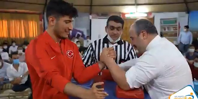 Mustafa Varank, milli sporcuyla bilek güreşi için buluştu