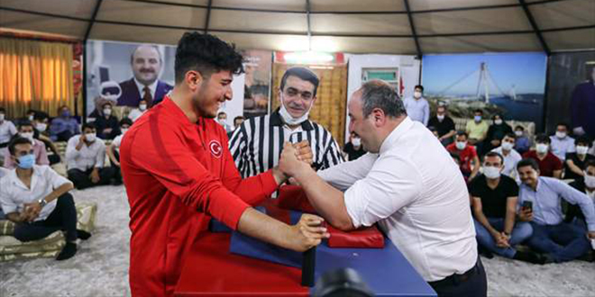 Bakan Varank, milli sporcuyla bilek güreşi yaptı