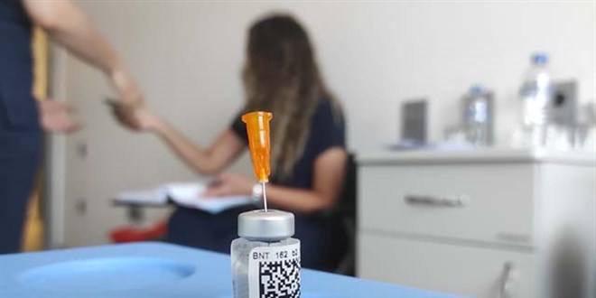Sağlık çalışanları ve 50 yaş üstüne 3'üncü doz aşılama başladı