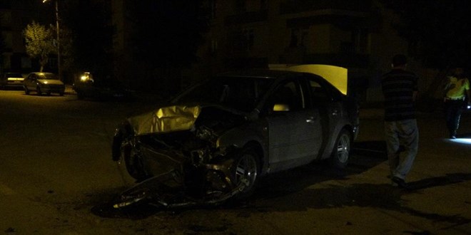 Dur ihtarına uymayan araç ile polis otosu çarpıştı: 2 polis yaralı