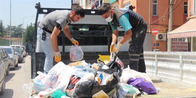 Bir poşet altınını çöp sanıp attığını eşinden öğrendi