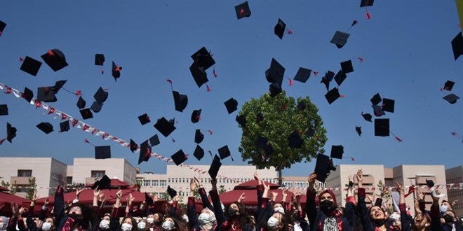 Hemşirelik Bölümü öğrencilerinin mezuniyet heyecanı