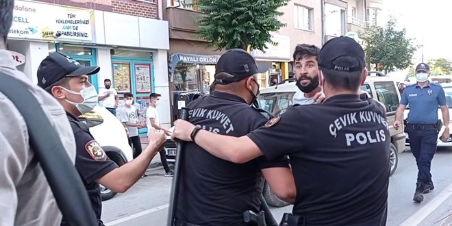 Polisler görevini yapan gazetecileri tartakladı