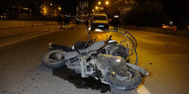 Kontrolden çıkan otomobil trafik polisi ve motosiklete çarptı: 2 ölü, 1 polis yaralı