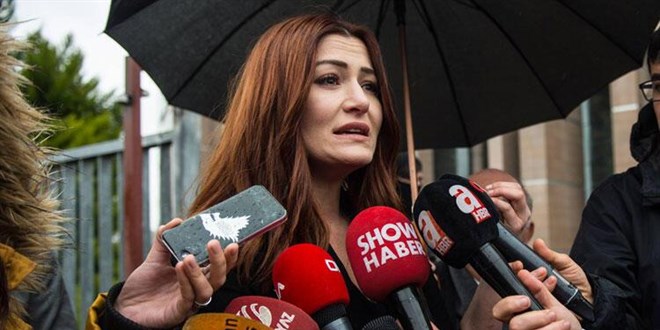 Oyuncu Deniz Çakır 'halkın bir kesimini alenen aşağılama' suçundan beraat etti
