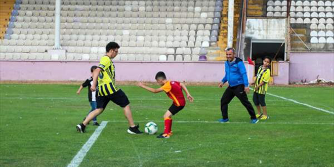 Vali, şehit çocuklarına forma hediye edip futbol oynadı