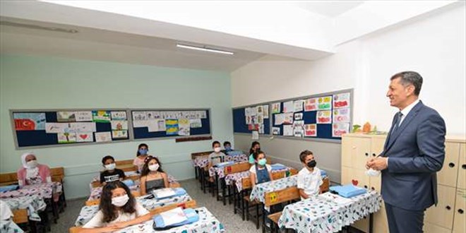 Bakan Selçuk, köy okulundaki öğrencilerin karne sevincine ortak oldu