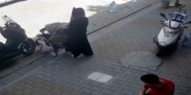 Dalgın anne, yere düşürdüğü bebeğinin üstüne bastı